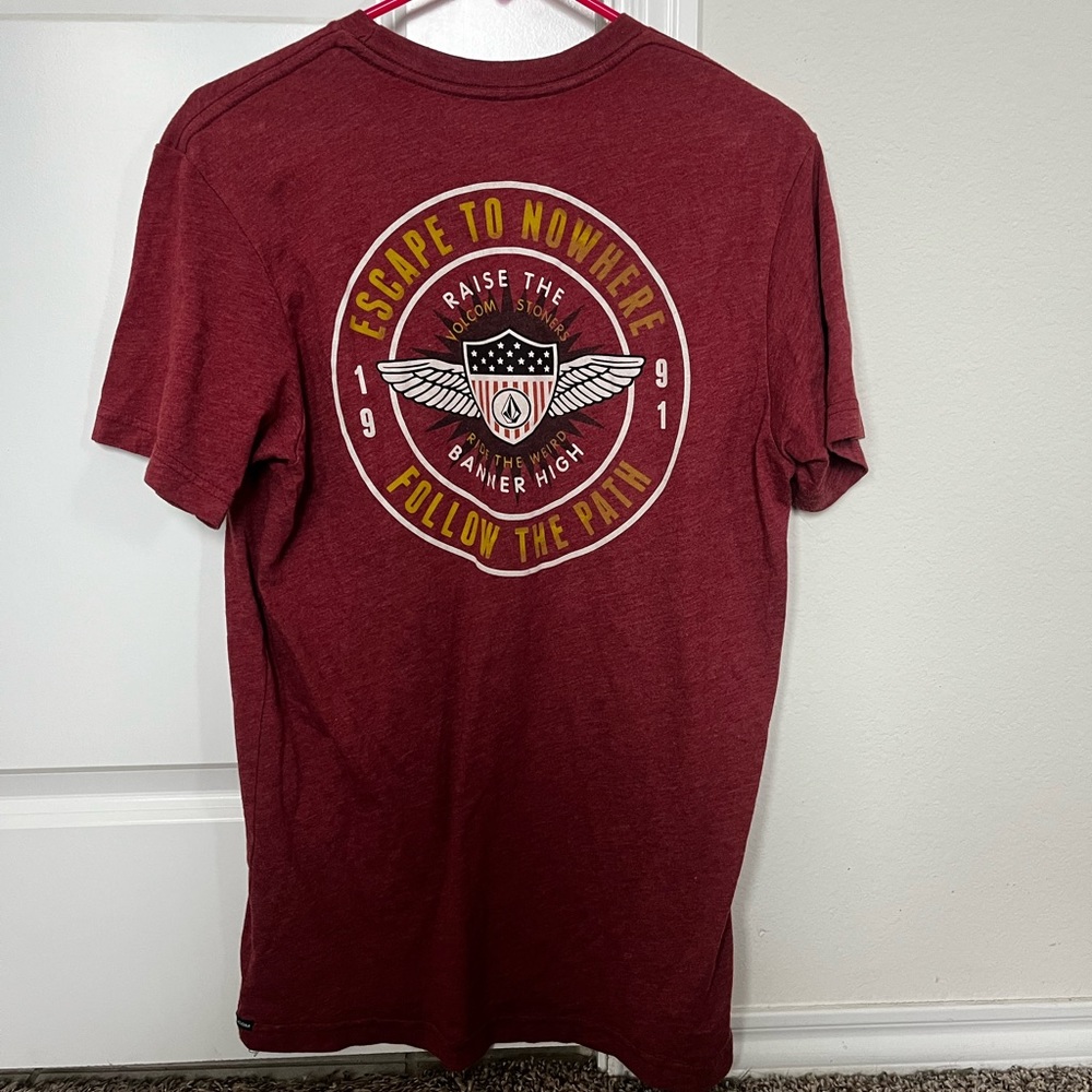 Men’s volcom t shirt.